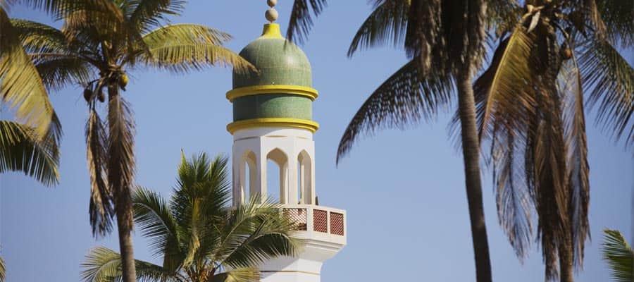Minarete de mezquita en Omán