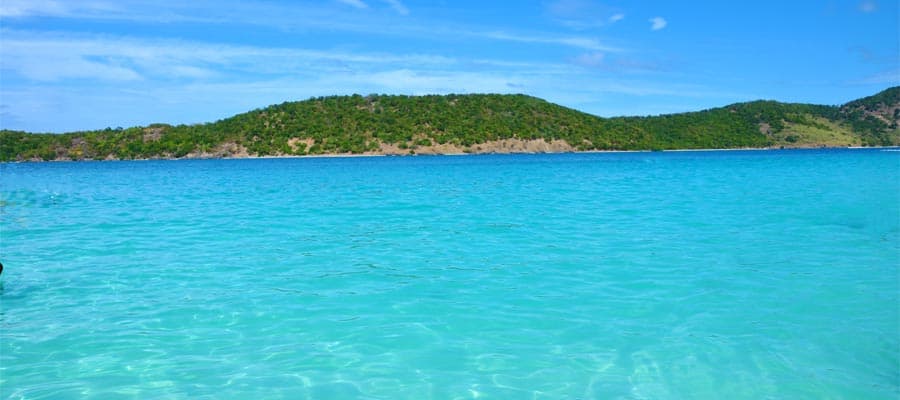 Playa de Coki en tu crucero a Santo Tomás