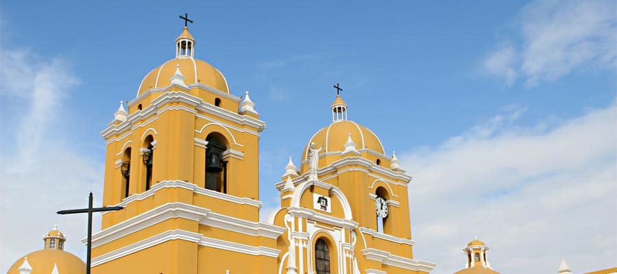 Una hermosa iglesia colonial española en tu crucero a Trujillo