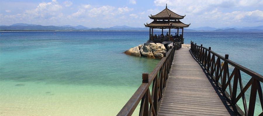 Puente peatonal hasta pabellón en la playa de la isla Wuzhizhou en cruceros a Sánya