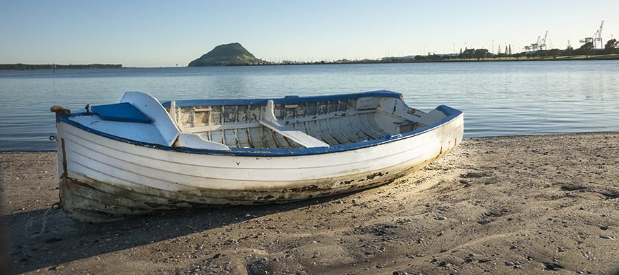 Barca en playa de arena en un crucero a Tauranga