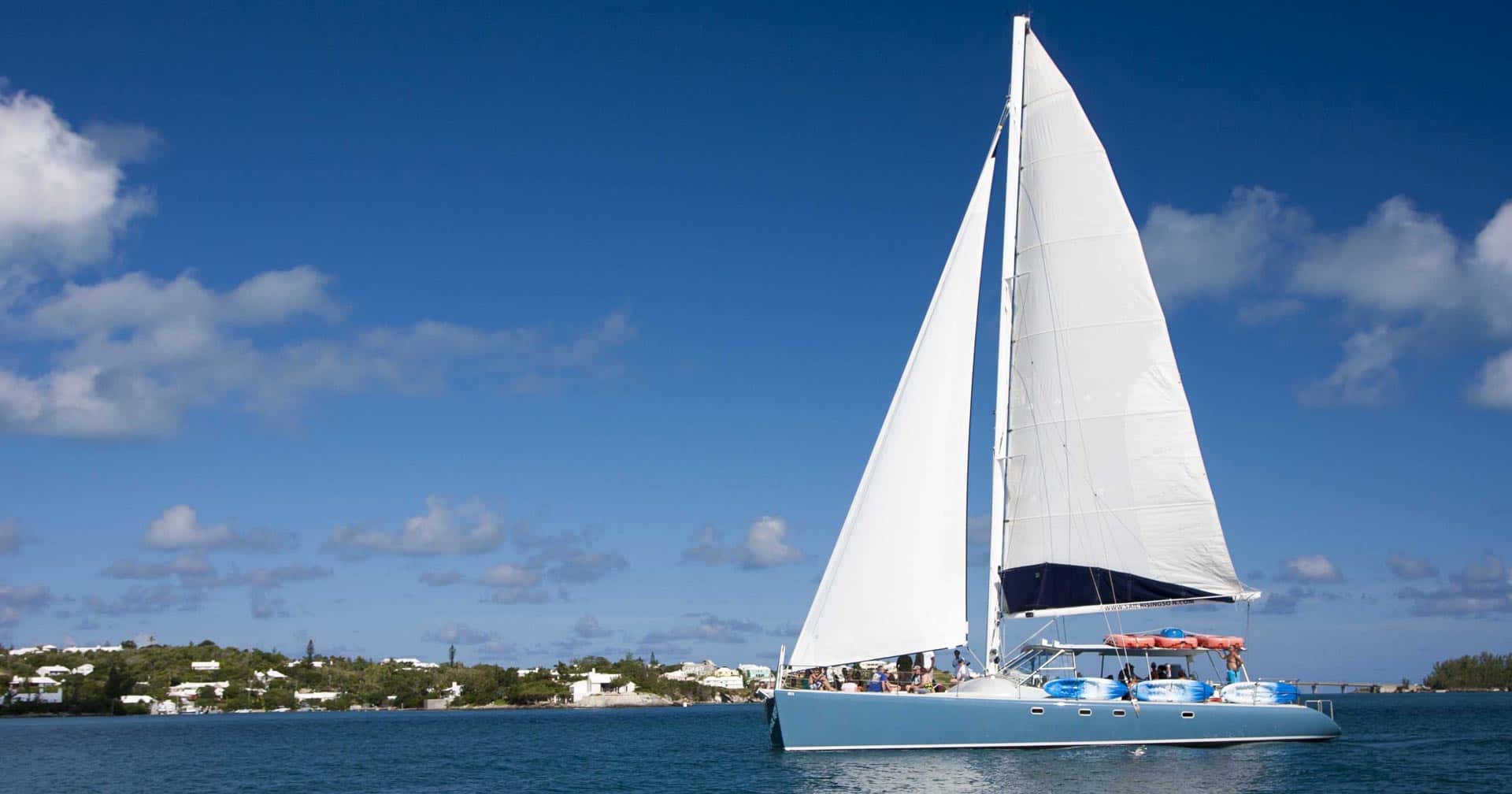 Catamarán Rising Son: nada y haz buceo de superficie