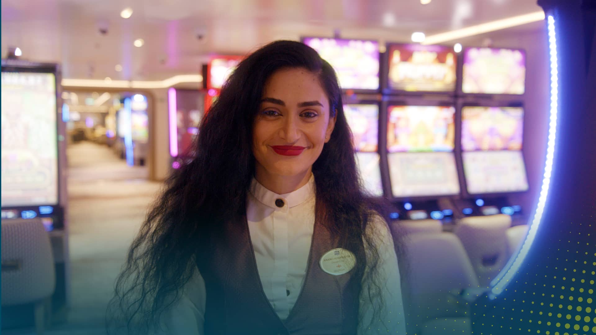 El dealer de casino del Norwegian Aqua, Anano, aparece en la serie Conoce a la tripulación de NCL.