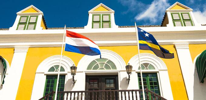 Edificios soleados te dan la bienvenida a Willemstad