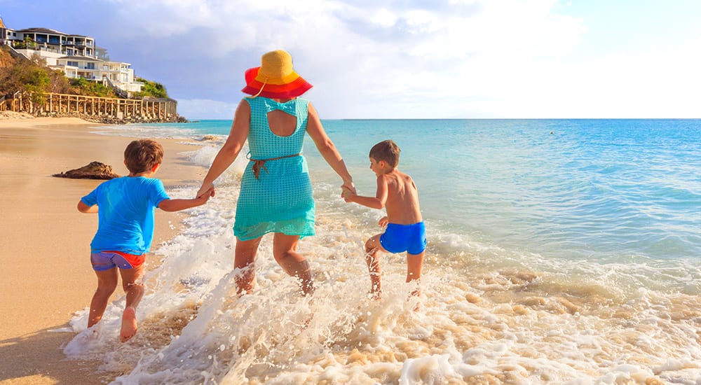 Una familia jugando en una playa del Caribe