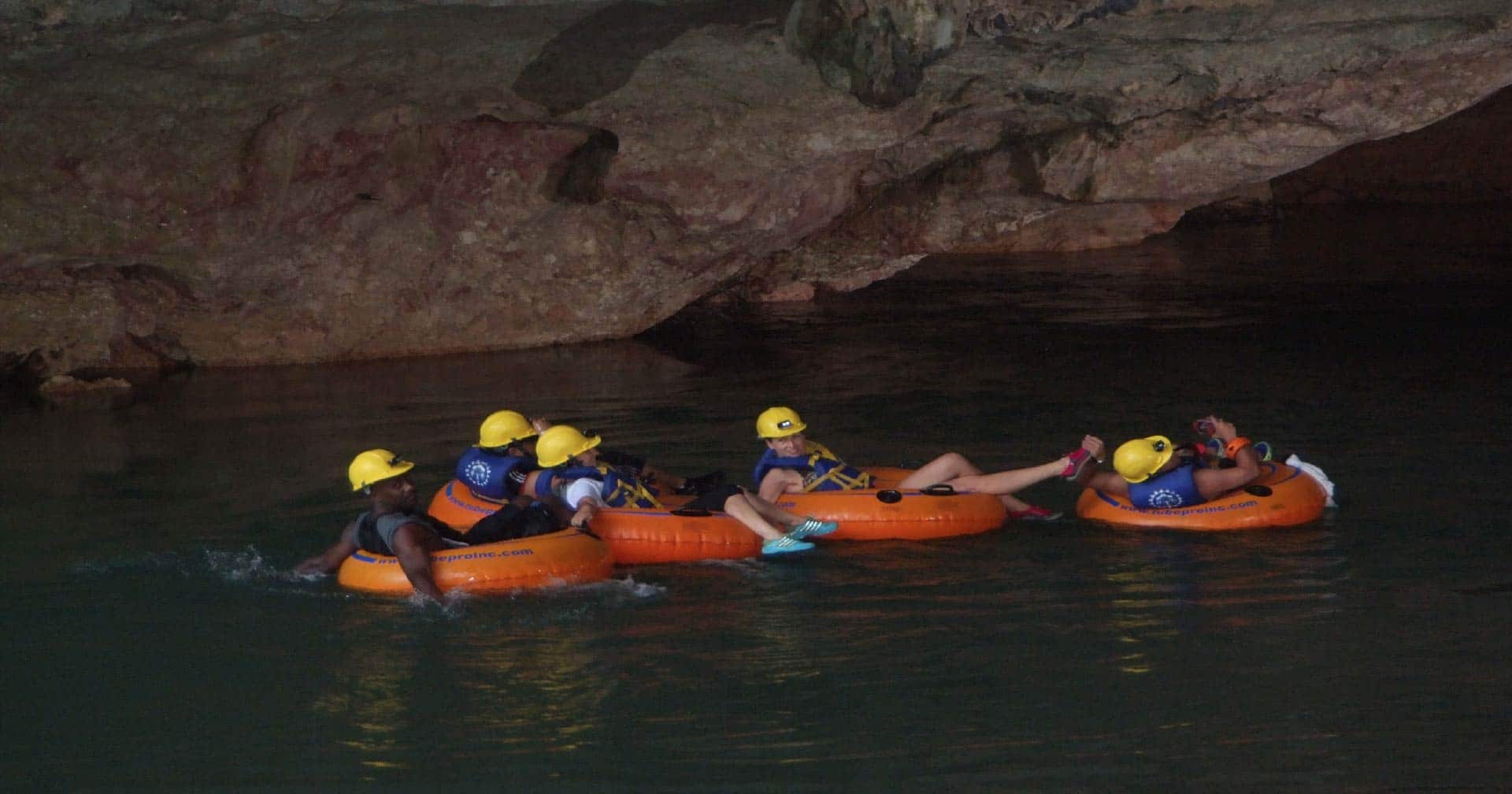 Exploración de cuevas y caminata por la selva tropical