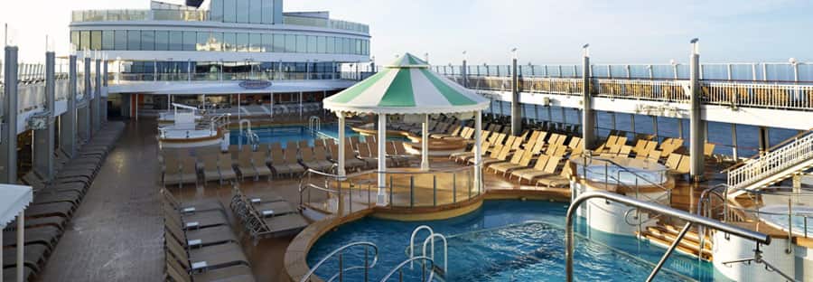 Cubierta de la piscina en  Norwegian Cruise Line