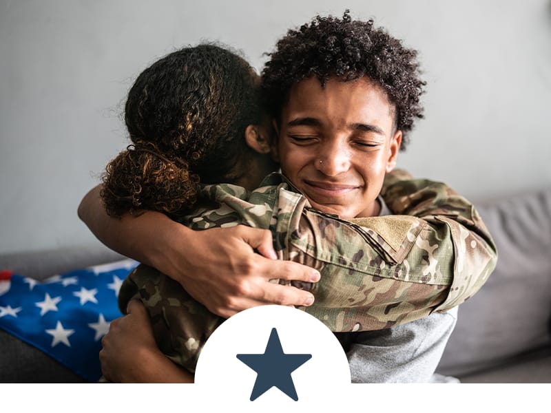 Cónyuge de un veterano de EE. UU. abrazando y sonriendo