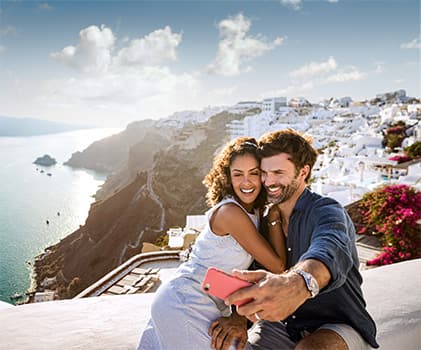 Pasea por las encantadoras calles soleadas de Grecia