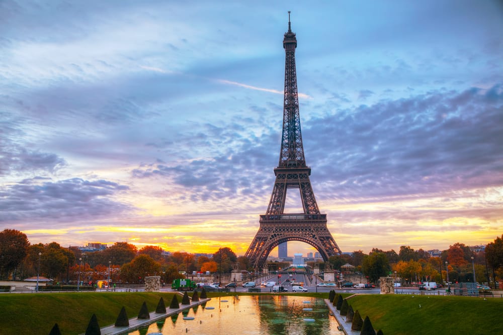La Torre Eiffel al amanecer
