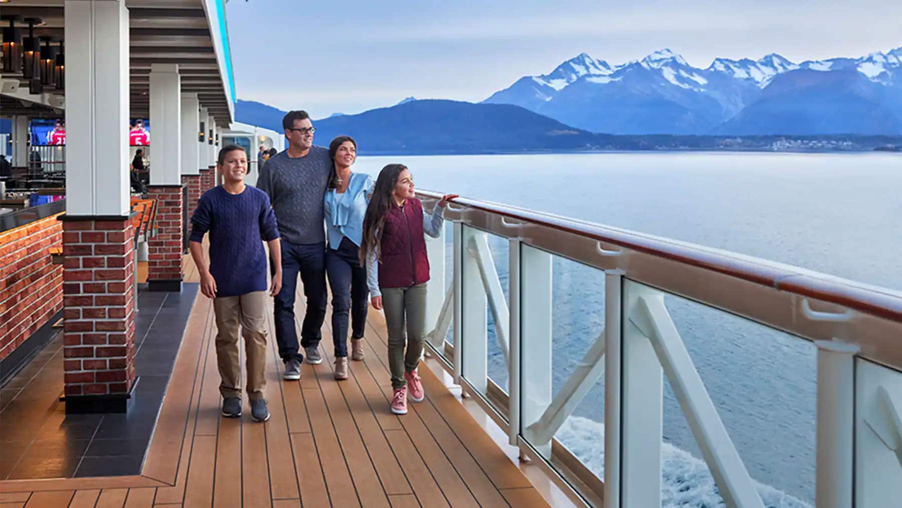 Una familia disfruta de un recorrido por el paseo marítimo del crucero Norwegian Bliss y del turismo